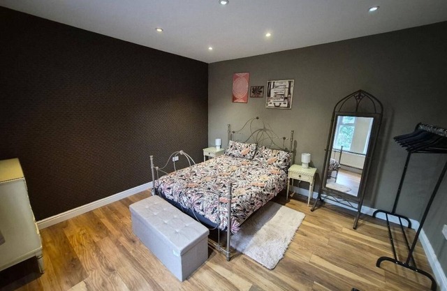 Walk to East Croydon Station, 15 min direct train to Gatwick and Central London