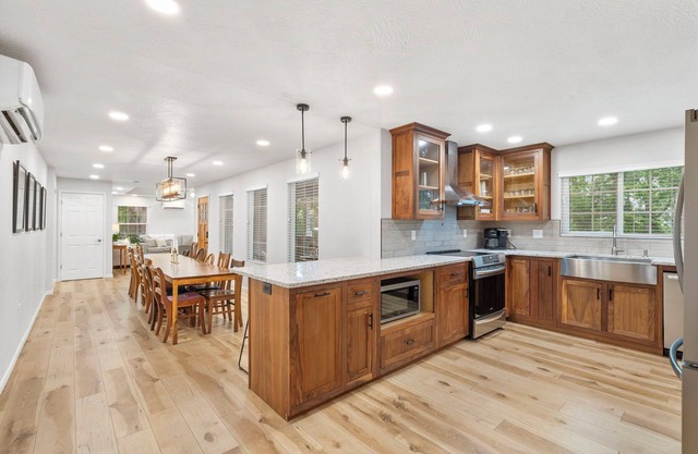 Walk to Finley Farms and Ozark Square - 6 Bedrooms