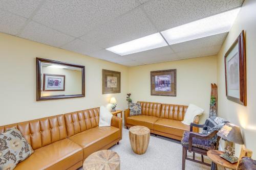 Walk to Happys Inn and Lake Access Libby Apartment