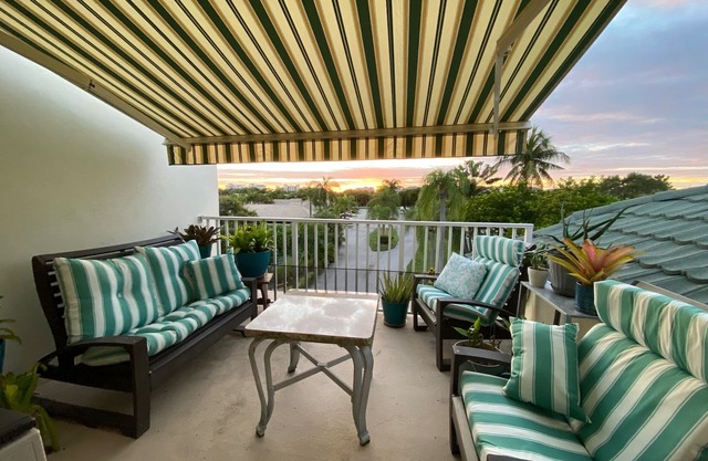 Walk to Jupiter Beach! 3 bdrm condo - private balcony. January2025 available!