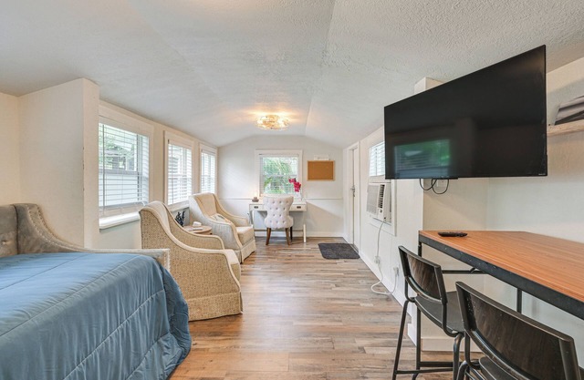Walk to Lake Hunter: Cozy Pet-Friendly Studio!
