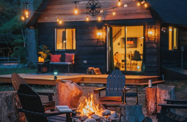 Walk to lake~ kayak~campfire~picklelball. Plus ideal base for Wht Mtn Adventure!