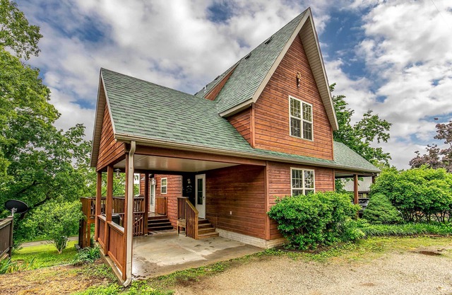 Walk to Lake: Lampe Cabin w/ Fireplace & Deck!