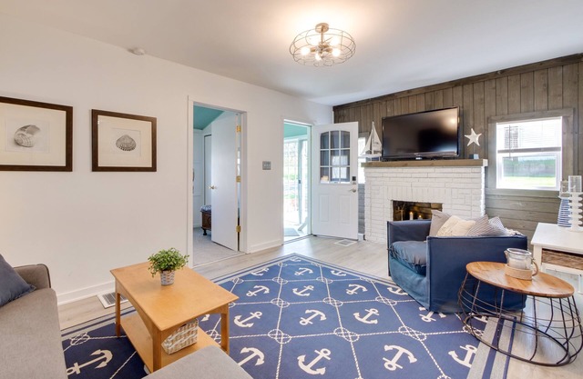 Nautical Akron Cottage w/ Sunroom + Lake Views!