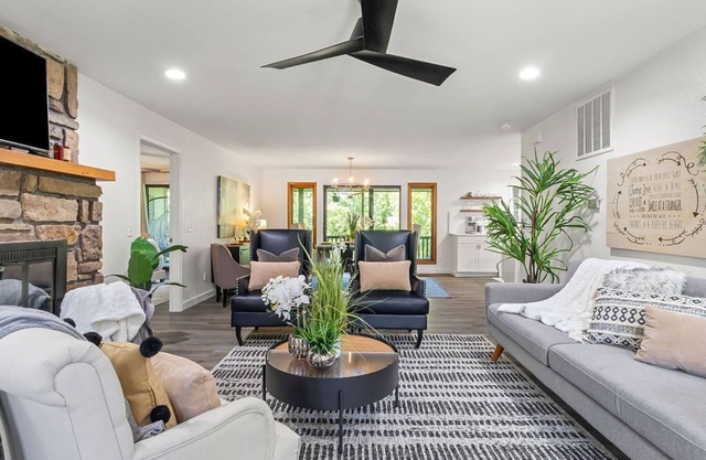 Walk to Lake Rayburn, near bike trails, updated, family and pet friendly!