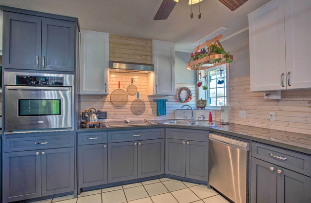 Walk to Lake Texoma: Family-Friendly Retreat!