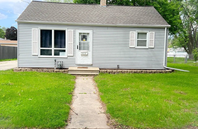 Walk to Lambeau Field! Cozy 2 bedroom, 1 bath