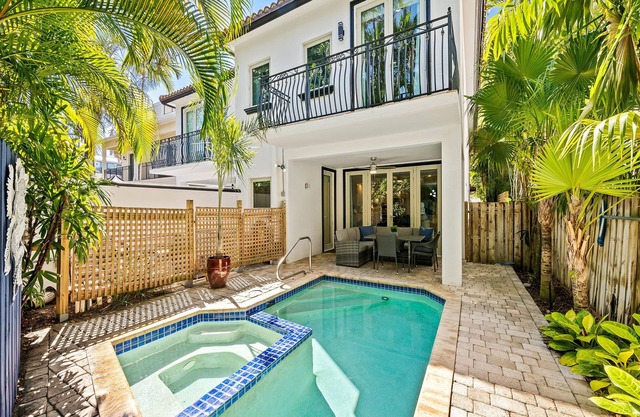 Walk to Las Olas~ NEW Heated Splash Pool~Jacuzzi~Spacious~Triple Decker~1.8mi to Beach