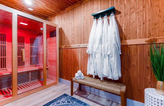 Walk to ND - Sauna+ HotTub + PoolTable - Sleeps Whole Family