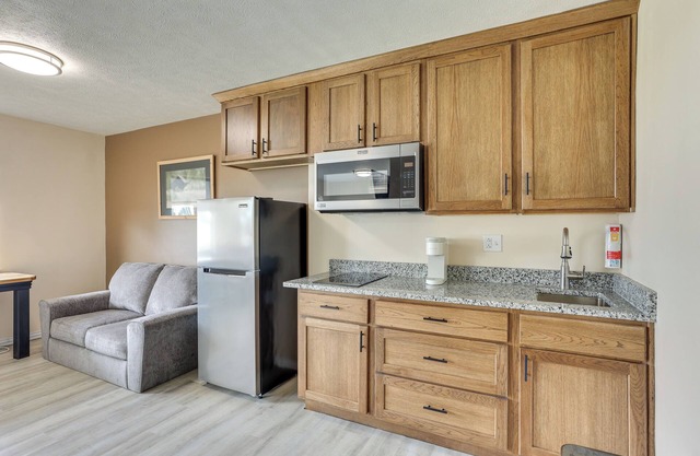 Walk to Ocu, Golf: Updated Oakland City Studio!