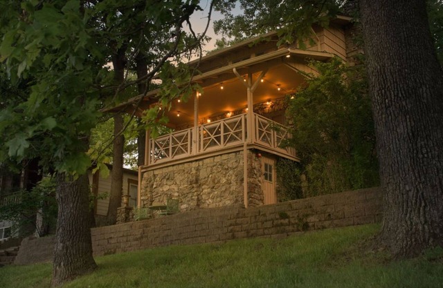 Escape to the romantic area of Old Downtown Hollister-Book Treasure Cottage