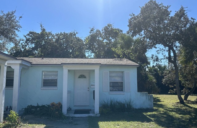 Walk to or drive on the beach! Newly remodeled beachside in quiet neighborhood.