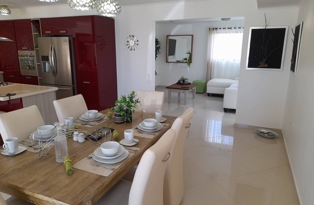 Walk to Palm Beach in 5 minutes! 3 bedr-2 bath - Modern and clean 6 guest home!