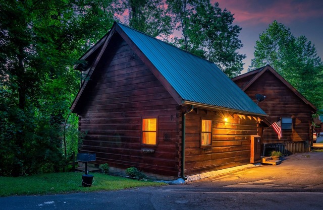 Walk to Parkway - Real Log Cabin - 2 King Beds - New Hot Tub