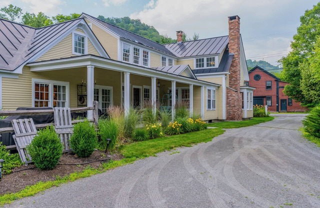 Walk to S6! Pool Table/Fireplace | Saskadena Lodge