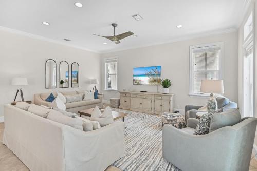 Walk to Seacrest Beach Resort Pool Modern 3BDR Free Wheelin by AvantStay