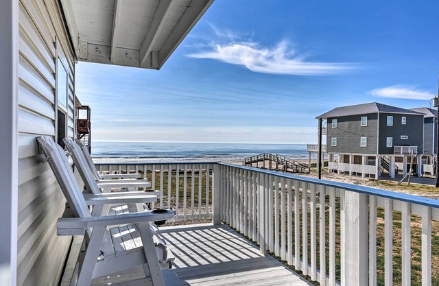 Walk to Shore & Eats: Surfside Beach Gem w/ Deck
