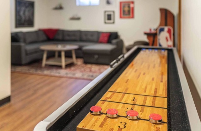 Silver Mt. Manor- Walk to Silver Mtn Resort, Game Room & Hot Tub!