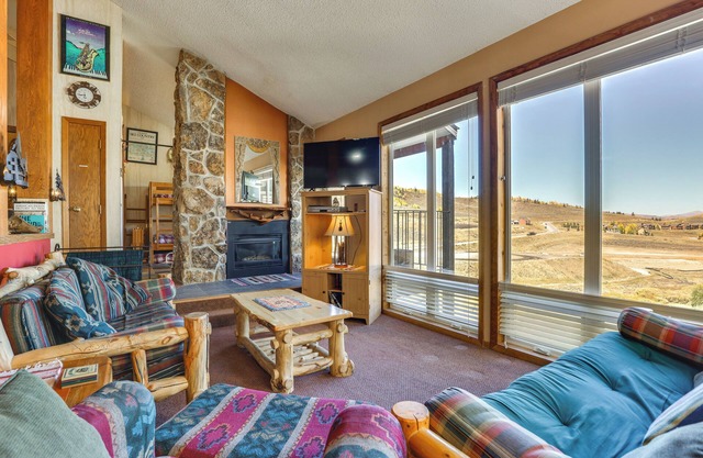 Walk to Ski Lift & Hiking: Granby Ranch Condo!