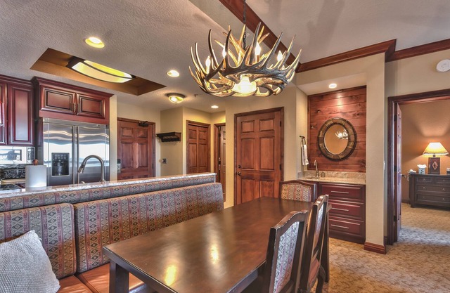 Marche pour faire du ski. Condo Westgate Canyons. Piscine / Jacuzzi.
