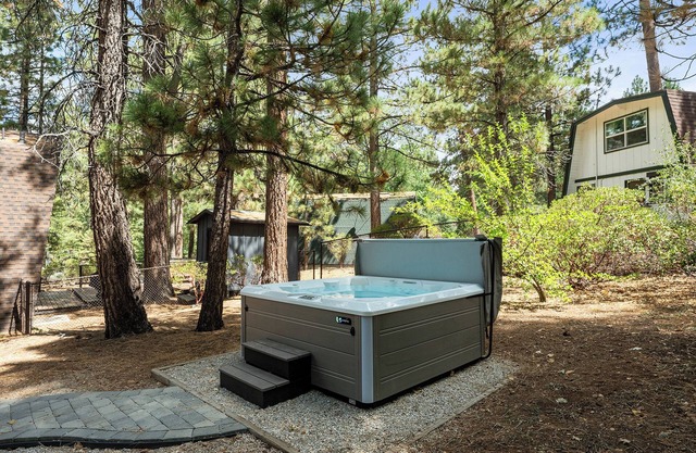WALK to SLOPES! HOT TUB, Adorable Cabin, GAME ROOM, Fire pit! ROMANTIC!