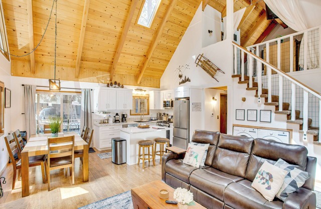 Near Chairlift & Shuttle: Big Bear Lake Cabin!