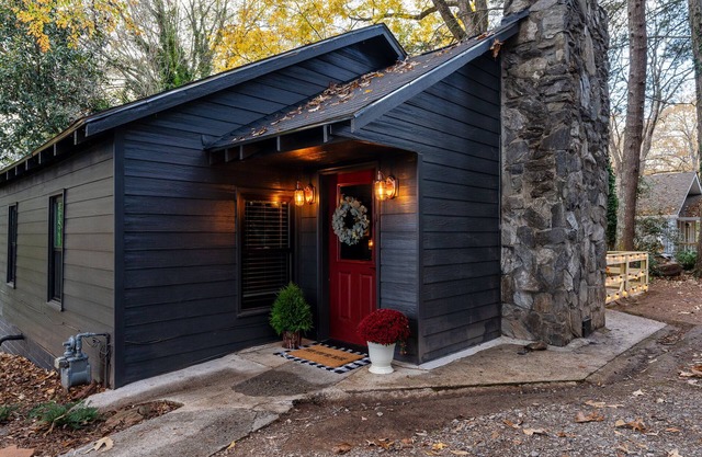 Cozy 2 BR bungalow, moody design, walk to square