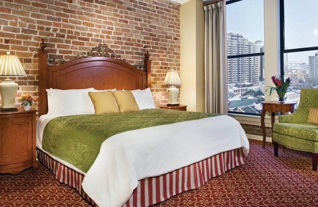 Walk to Superdome! 4-star resort. King Bedroom+ LR Queen pull-out. Full Kitchen.
