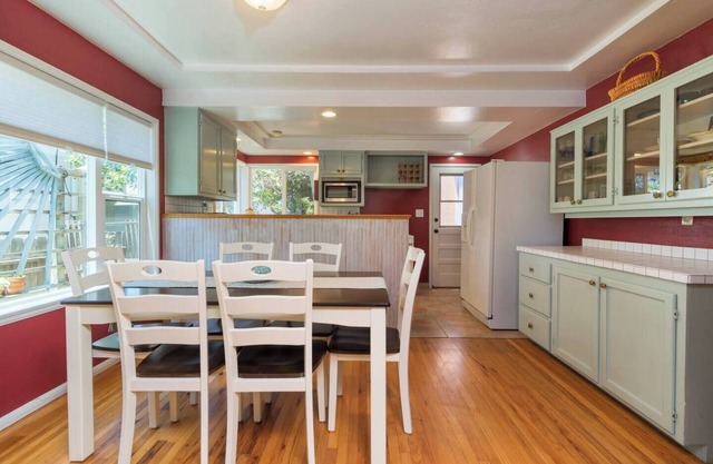 Walk to the beach! The Moonlight Beach Bungalow - New Listing
