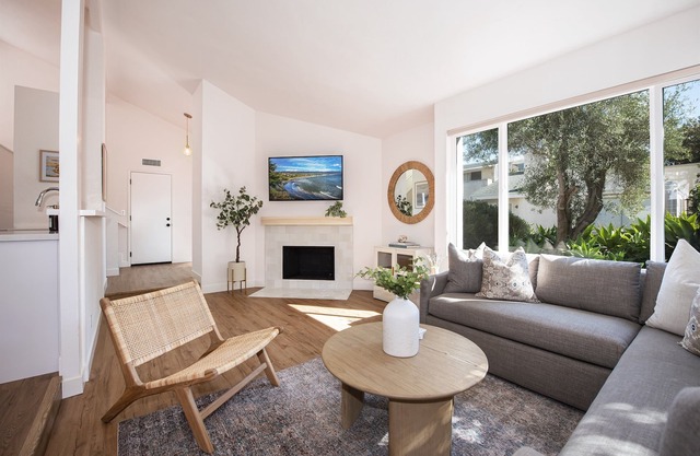 Walk to the beach! Newly remodeled Townhome
