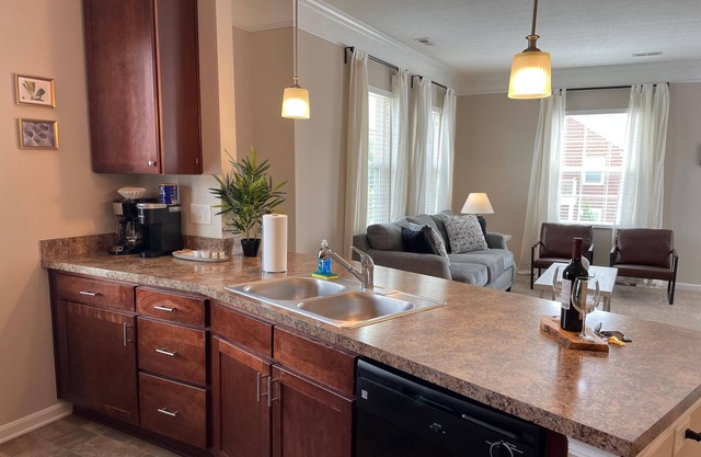 ⭐ Park View 2BR w/King Bed + Laundry + WiFi - Perfect For Long Stays! ⭐