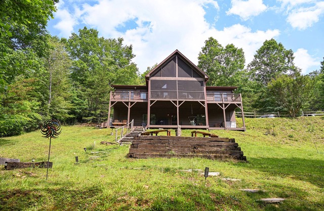 Walk to the river or stay at the cabin w/ great outdoor space. Close to the Folk School & Casino