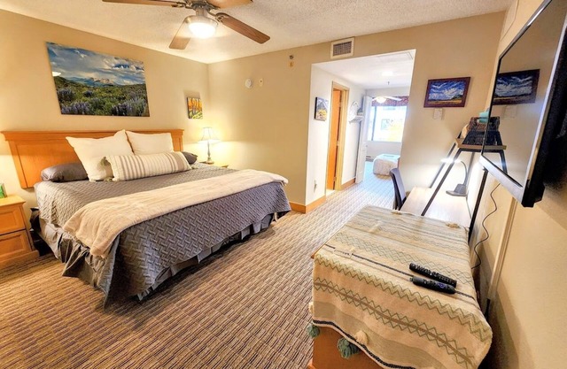 Walk to the slopes! Base Area Location w/ Free Shuttle! Shared Hot Tub & Pool! G