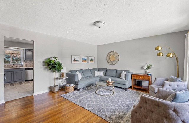 Walk to the Summit and minutes from the Lexington Airport and Keenland!