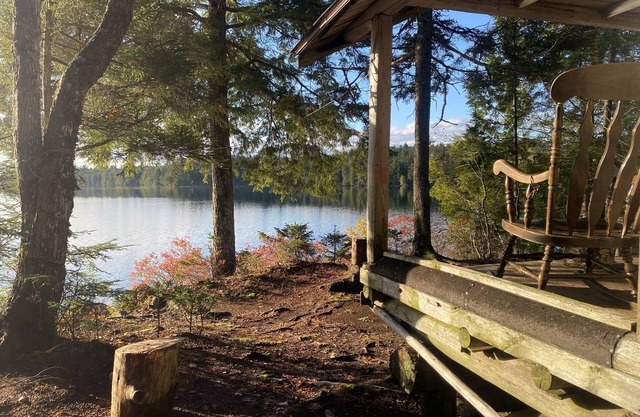 Marche pour cette cabane au bord du lac isolé dans DownEast Maine