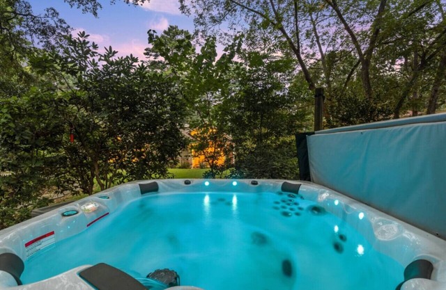 King Beds |Hot Tub | Walkable - The Sunny Spot