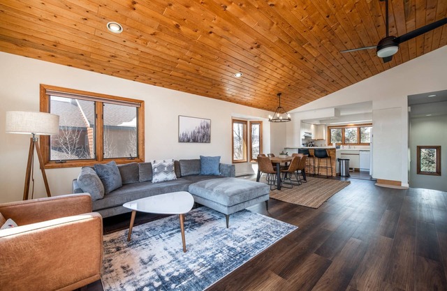 Walk to Town/Near Bus Spacious TH w/Mtn Views in Quiet Neighborhood-Garage-Grill-Deck-W/D-DogsOK