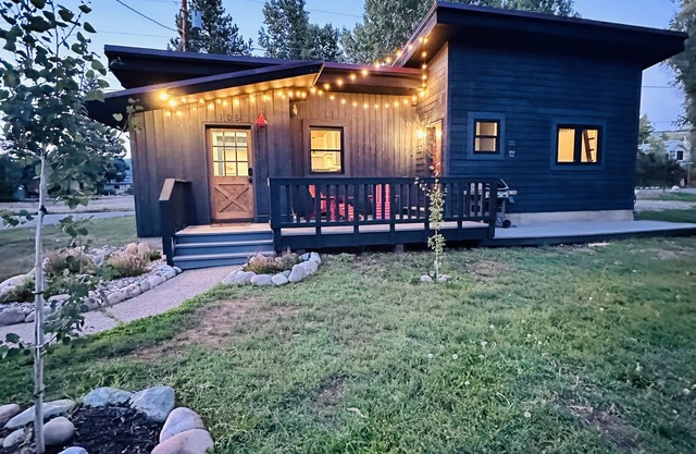 Walk to town, Fireplace, King Bed, Workspace