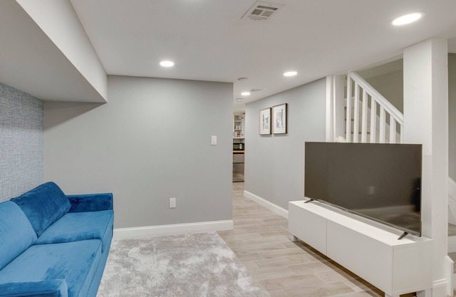 Walk to Train Station, Restaurants: Rahway Studio!