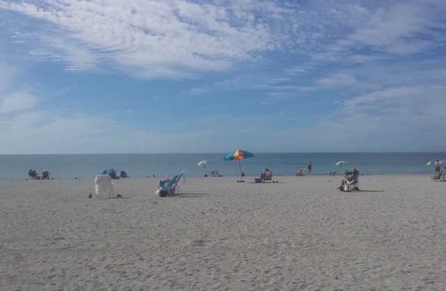 La vie est une plage! Profitez de ce magnifique condo de 2 chambres à coucher 3 blocs à la plage