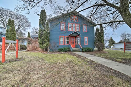 Walk to Waterfront Dtwn Sturgeon Bay Retreat!