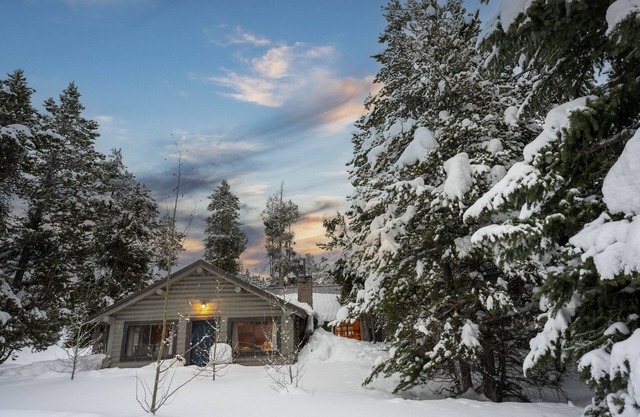 Walk to Yellowstone Log Cabin w/Shop & Hot Tub 8-10 ppl