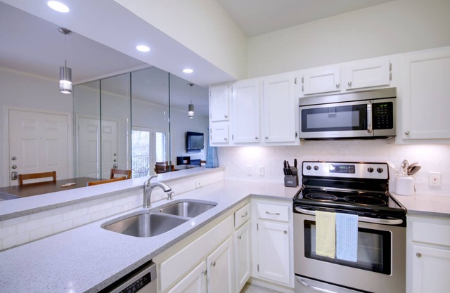 Walk to Zilker Park, DT and more!