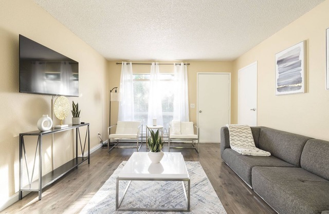 Walkable condo in heart of vibrant D/n Redmond, m/s from Microsoft, woodinville