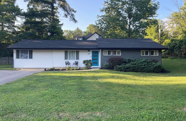 Walkable, near IU, family friendly, newly updated house in the heart of B Town!