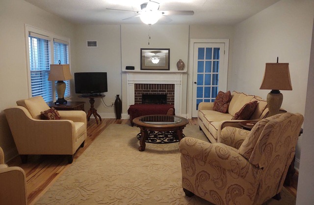 Walkable Park Circle Home! Central location to everything Charleston.