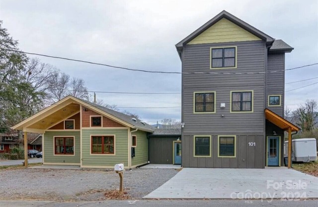 Walkable retreat with Hot tub