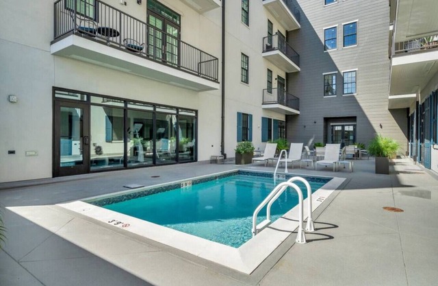 Walkable St Charles Ave | Streetcars, Gym, Pool!