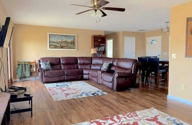 Walker's Refuge- large family home, close to river trails