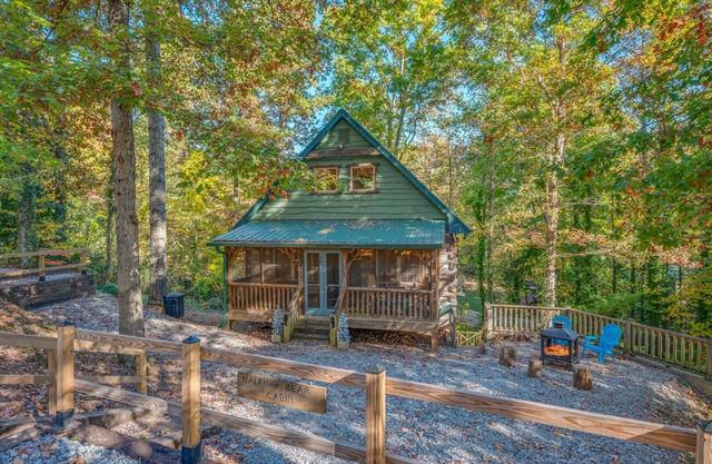 Walking Bear Cabin | Peaceful Cabin Near TIEC with Fire Pit and Games